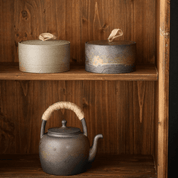 Ręcznie robiony pojemnik ceramiczny z pętlą ze sznurka