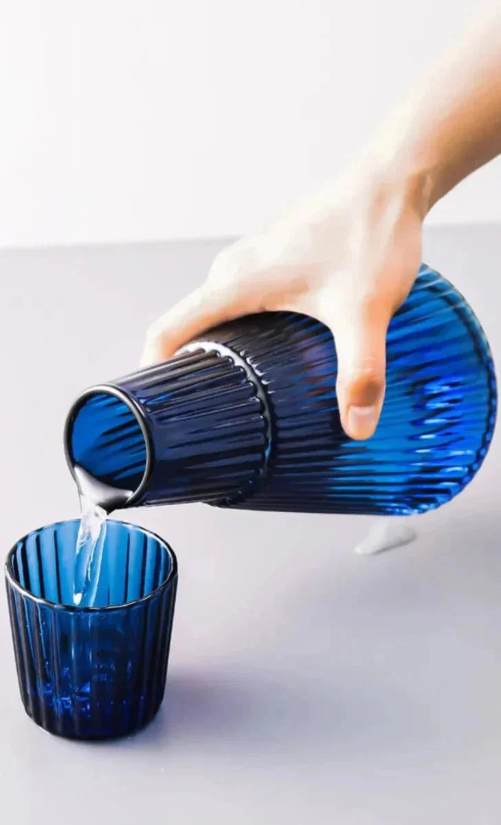 Ryflowana szklana karafka ze szklanką-pokrywką z odpornego szkła borokrzemowego 1000 ml