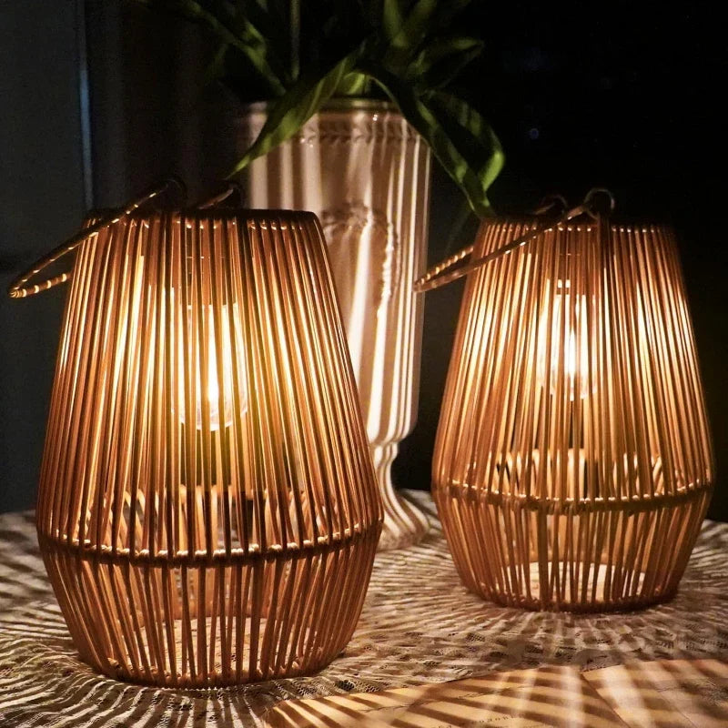 Solarny_Lampion_Ogrodowy_z_Plecionki_Wisz_ca_Lampa_LED_z_Czujnikiem_Zmierzchu1.webp