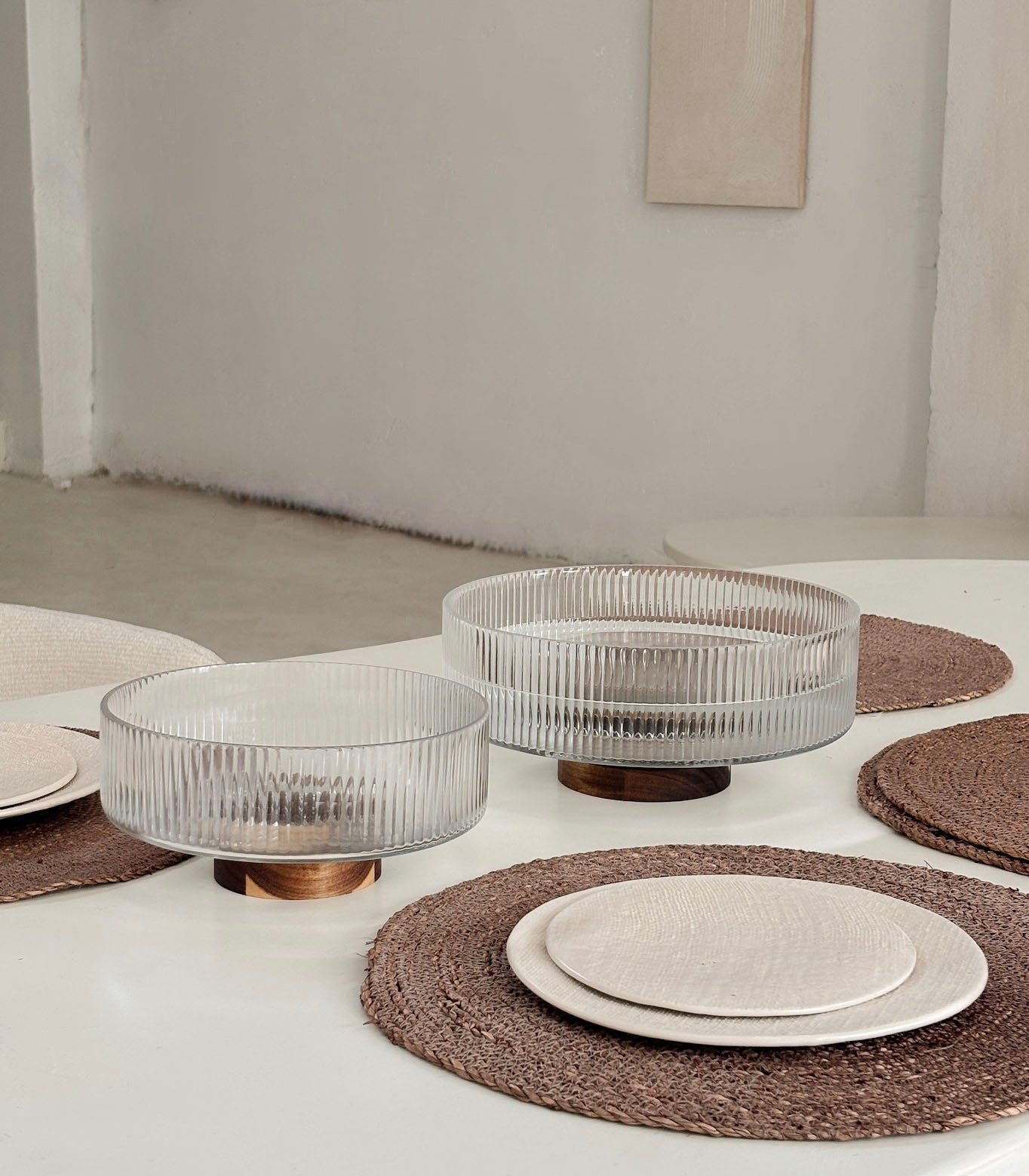 Szklana miska dekoracyjna na podstawie z drewna akacjowego