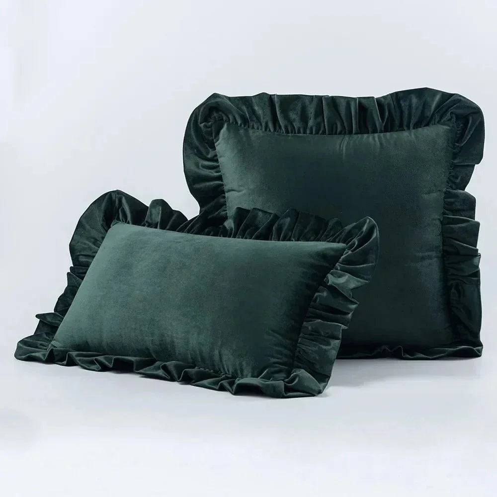 Welurowa poszewka na poduszkę z elegancką falbanką