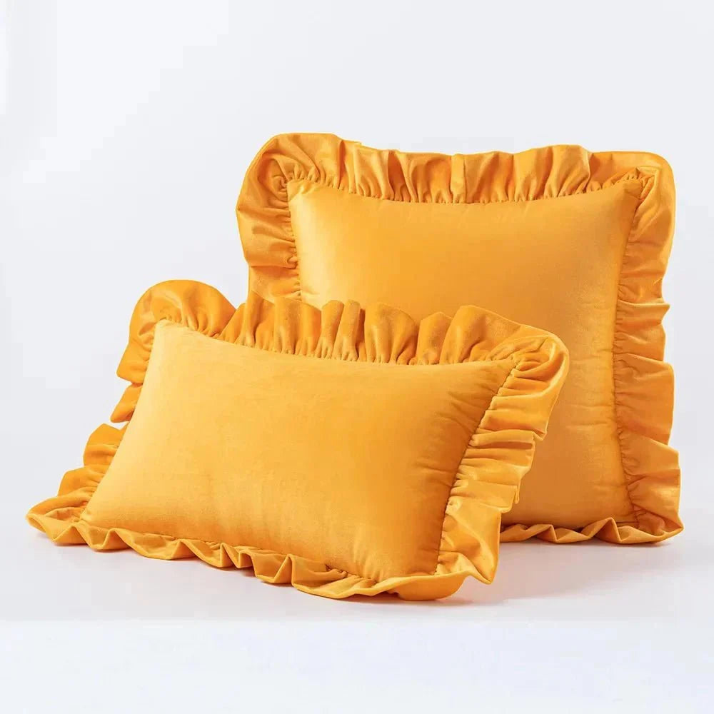 Welurowa poszewka na poduszkę z elegancką falbanką