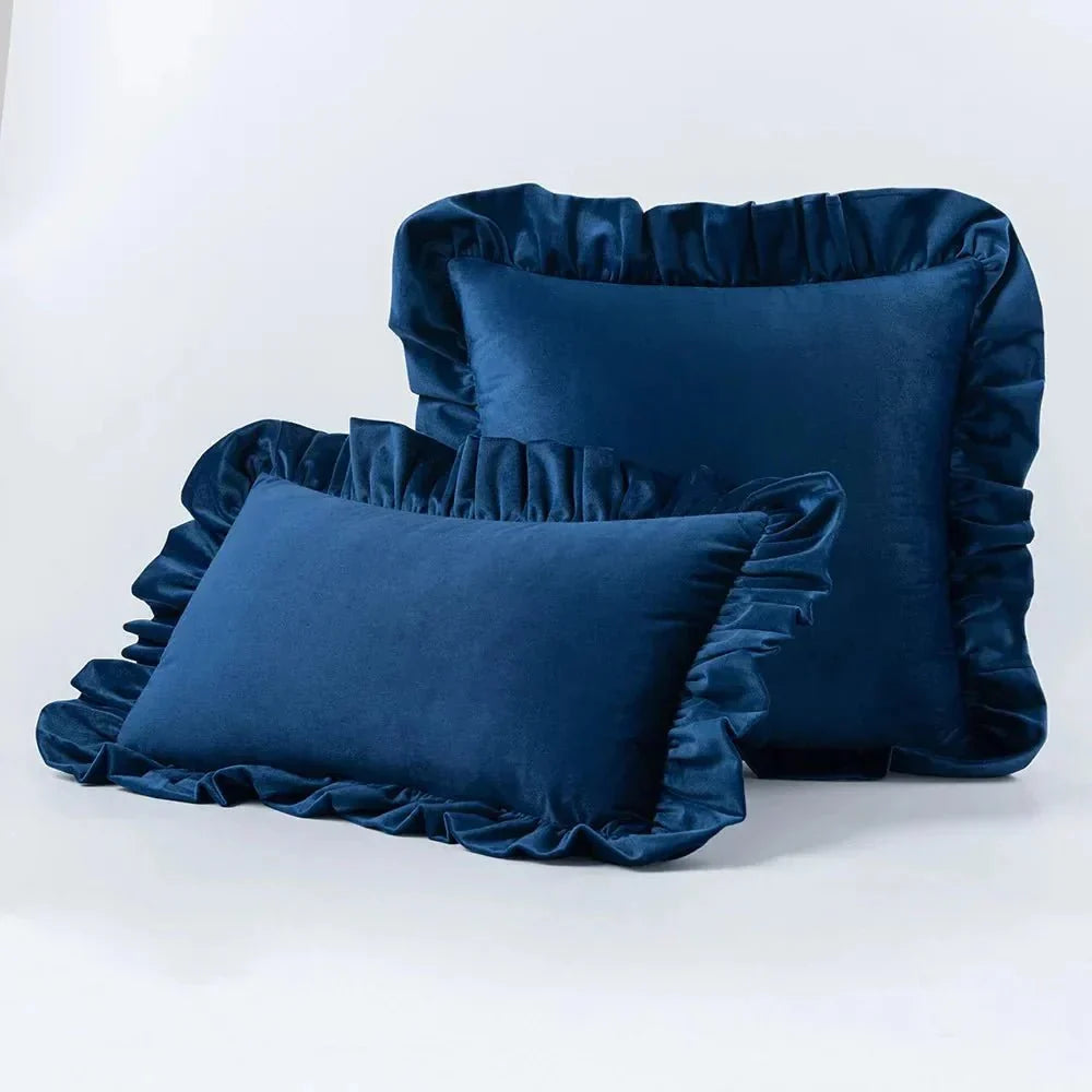 Welurowa poszewka na poduszkę z elegancką falbanką