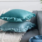 Welurowa poszewka na poduszkę z elegancką falbanką