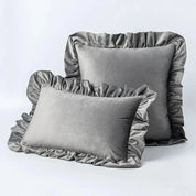 Welurowa poszewka na poduszkę z elegancką falbanką